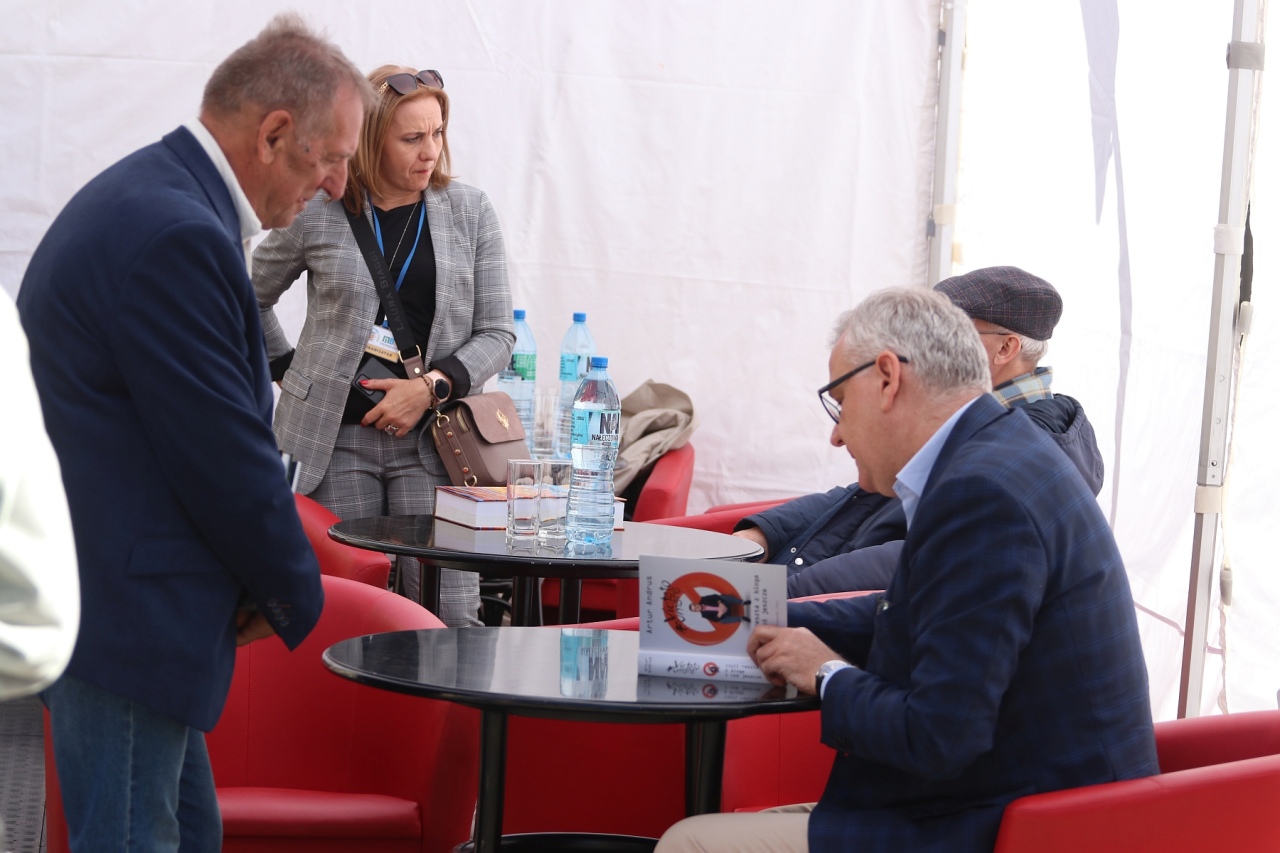 Festiwal Książki w Ostrołęce: Spotkanie z Arturem Andrusem [12.05.2024] - zdjęcie #6 - eOstroleka.pl