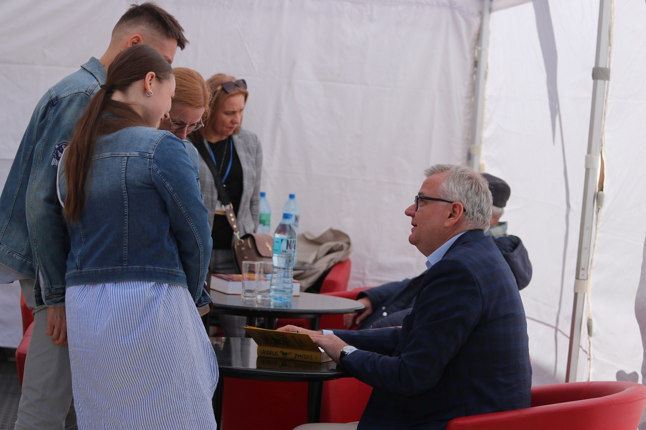 Festiwal Książki w Ostrołęce: Spotkanie z Arturem Andrusem [12.05.2024] - zdjęcie #3 - eOstroleka.pl