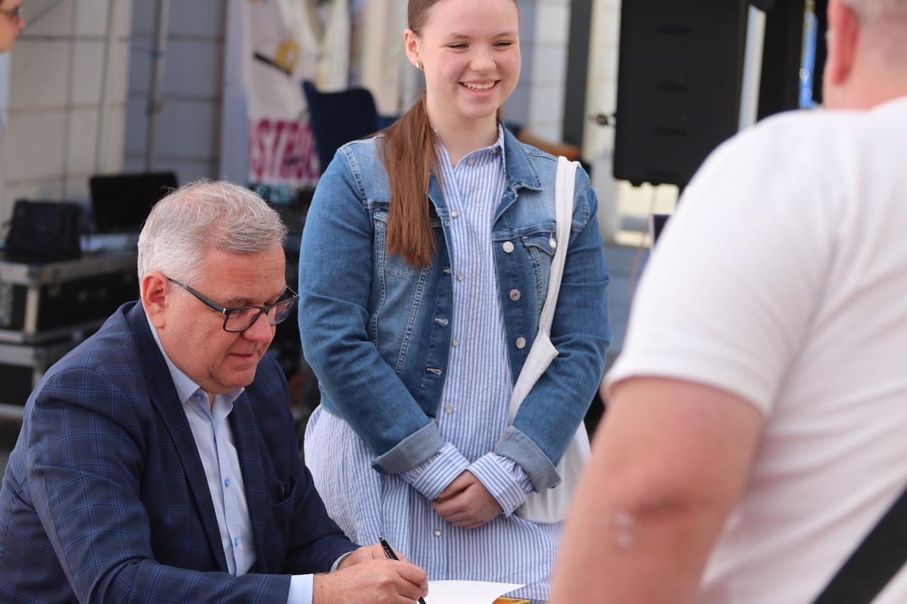 Festiwal Książki w Ostrołęce: Spotkanie z Arturem Andrusem [12.05.2024] - zdjęcie #2 - eOstroleka.pl