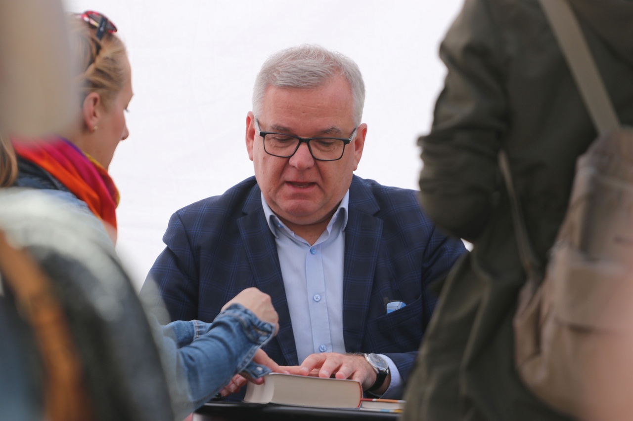Festiwal Książki w Ostrołęce: Spotkanie z Arturem Andrusem [12.05.2024] - zdjęcie #1 - eOstroleka.pl