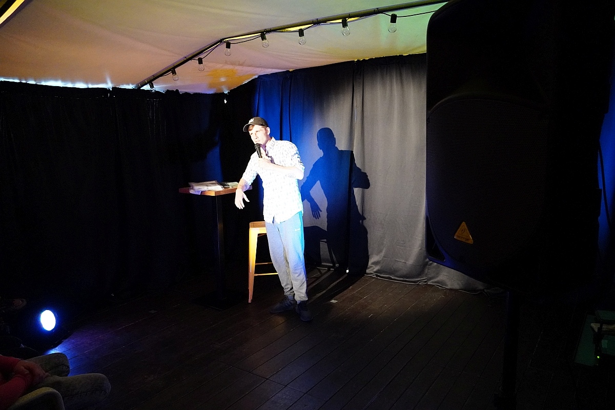 Wieczór stand up w Klubie Łubudu. Na scenie Bartosz Zalewski i Marceli Chojnacki [13.05.2024] - zdjęcie #22 - eOstroleka.pl