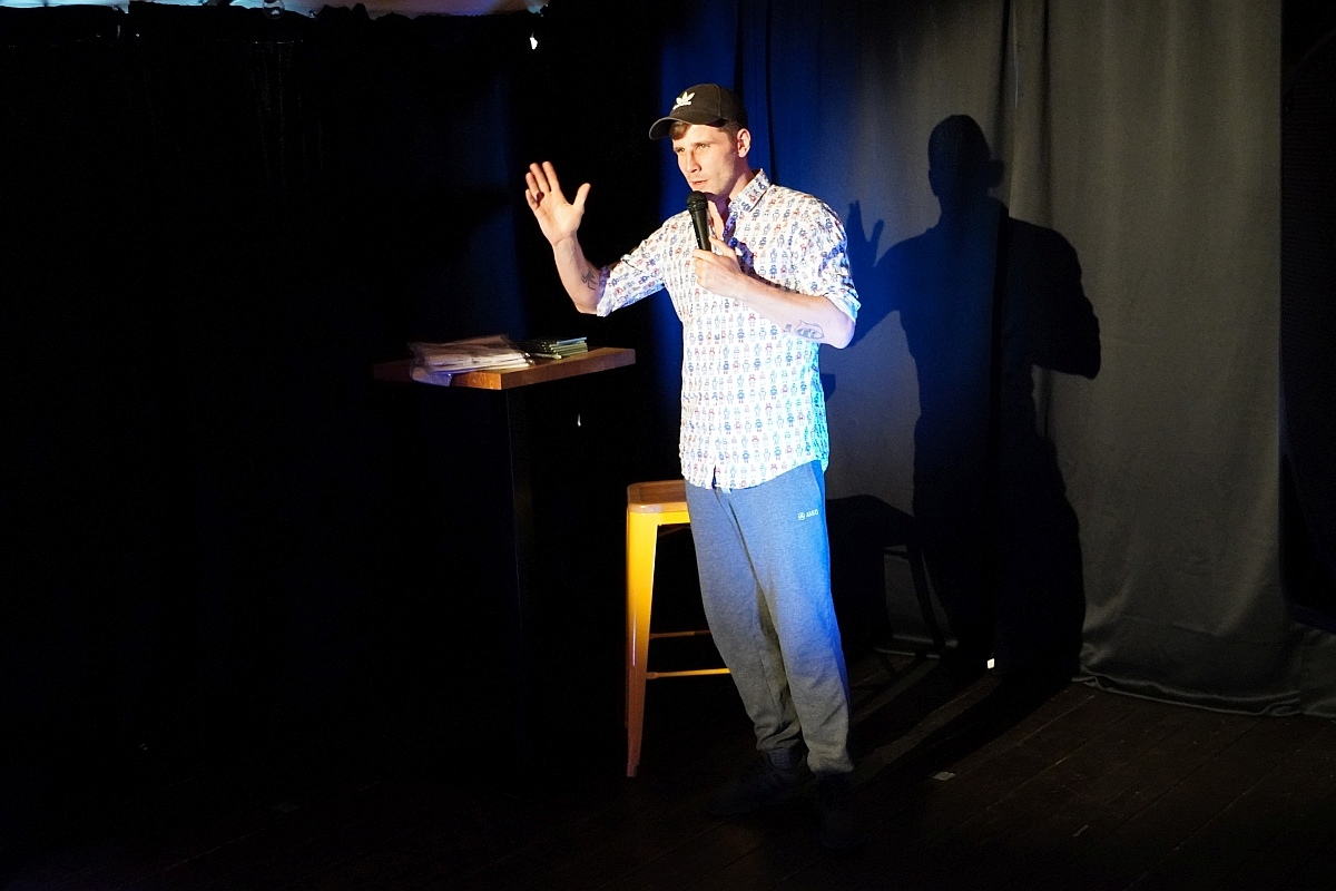 Wieczór stand up w Klubie Łubudu. Na scenie Bartosz Zalewski i Marceli Chojnacki [13.05.2024] - zdjęcie #21 - eOstroleka.pl