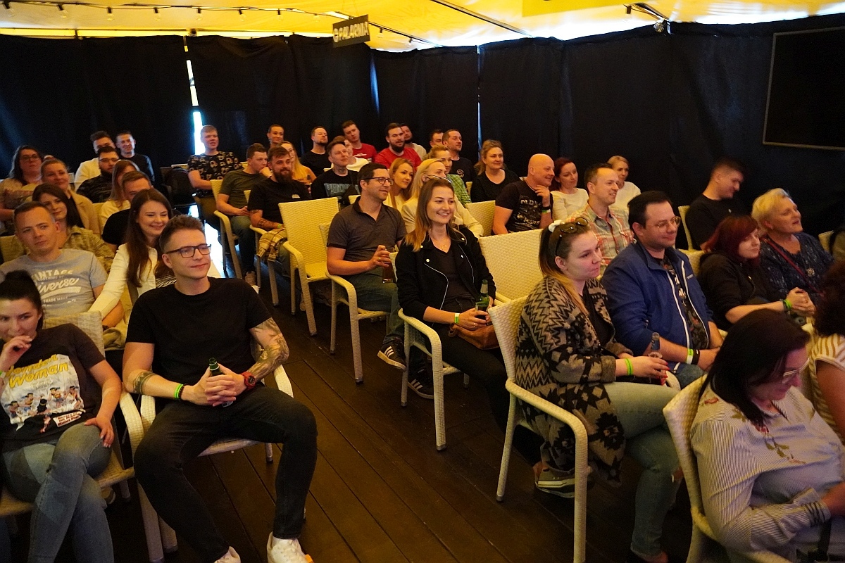 Wieczór stand up w Klubie Łubudu. Na scenie Bartosz Zalewski i Marceli Chojnacki [13.05.2024] - zdjęcie #18 - eOstroleka.pl