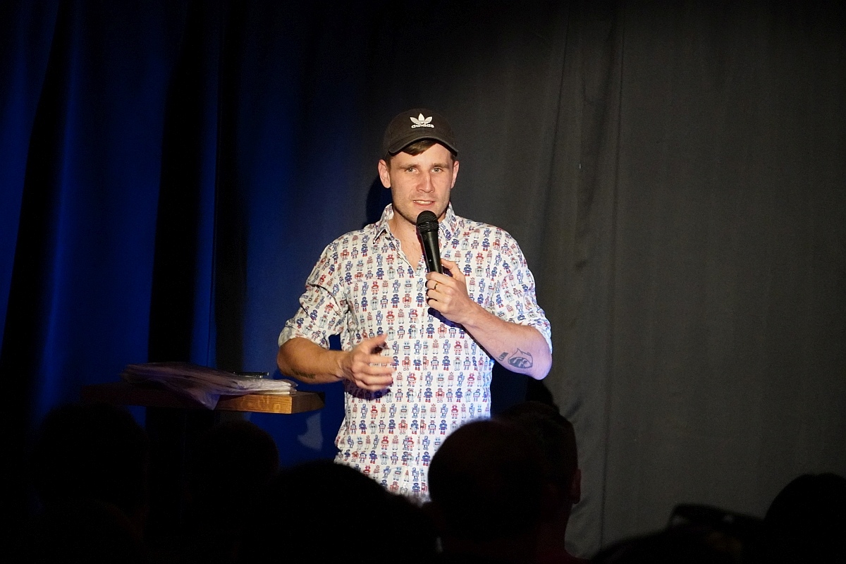 Wieczór stand up w Klubie Łubudu. Na scenie Bartosz Zalewski i Marceli Chojnacki [13.05.2024] - zdjęcie #15 - eOstroleka.pl