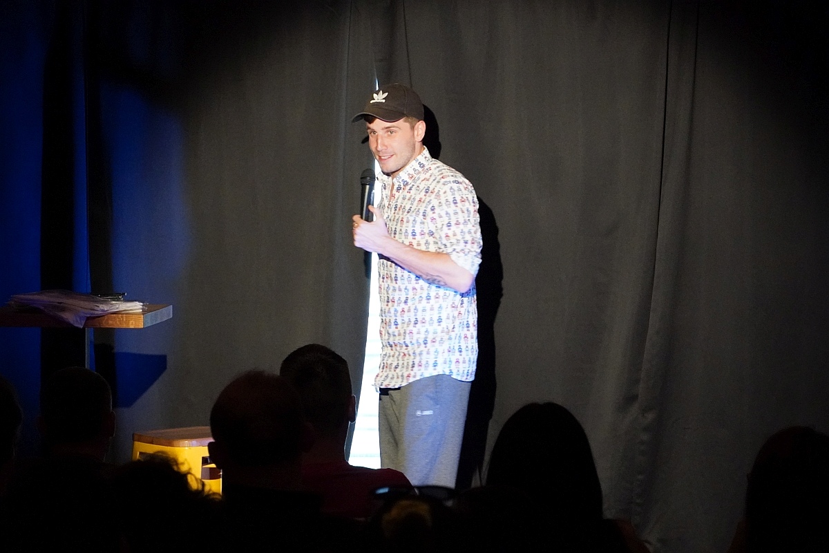 Wieczór stand up w Klubie Łubudu. Na scenie Bartosz Zalewski i Marceli Chojnacki [13.05.2024] - zdjęcie #14 - eOstroleka.pl