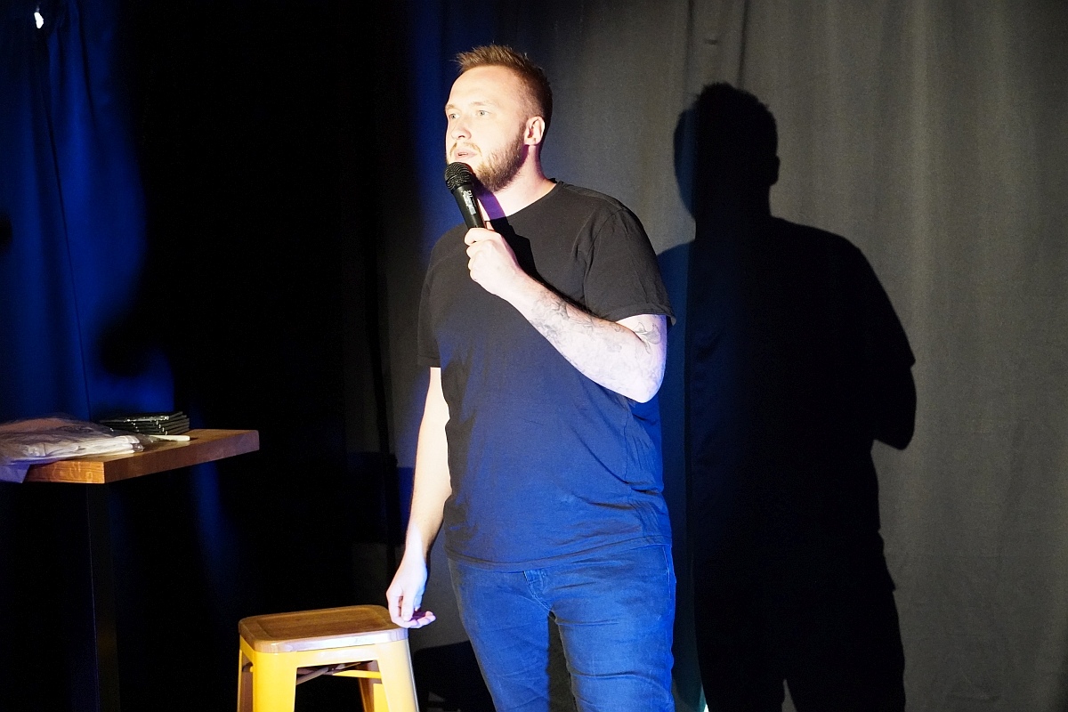 Wieczór stand up w Klubie Łubudu. Na scenie Bartosz Zalewski i Marceli Chojnacki [13.05.2024] - zdjęcie #11 - eOstroleka.pl