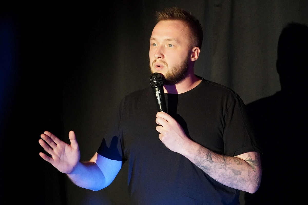 Wieczór stand up w Klubie Łubudu. Na scenie Bartosz Zalewski i Marceli Chojnacki [13.05.2024] - zdjęcie #10 - eOstroleka.pl