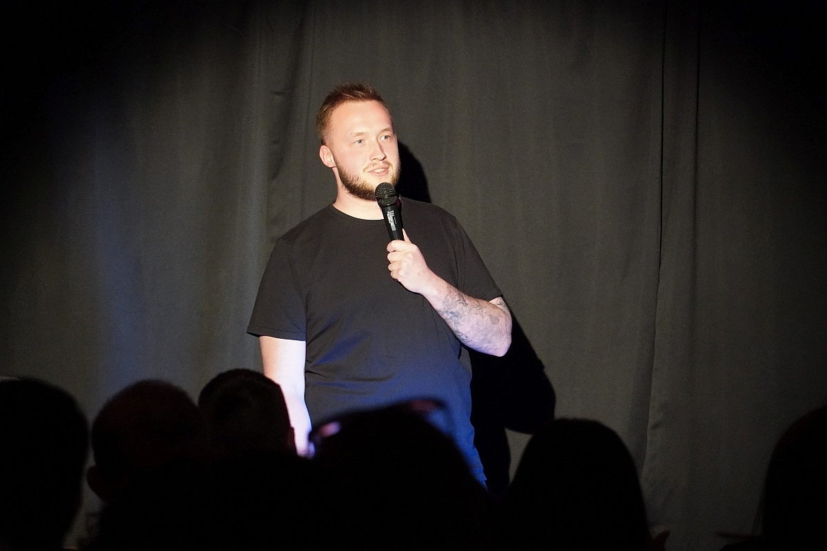 Wieczór stand up w Klubie Łubudu. Na scenie Bartosz Zalewski i Marceli Chojnacki [13.05.2024] - zdjęcie #9 - eOstroleka.pl