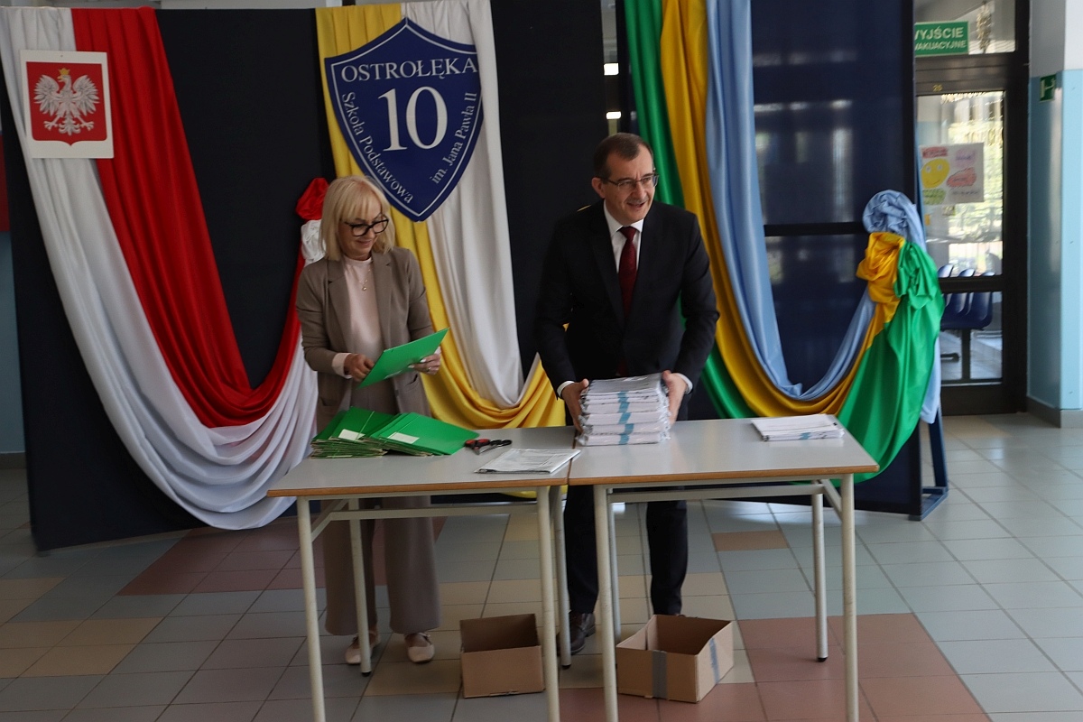 Egzamin ósmoklasisty w SP 10 w Ostrołęce [14.05.2024] - zdjęcie #58 - eOstroleka.pl