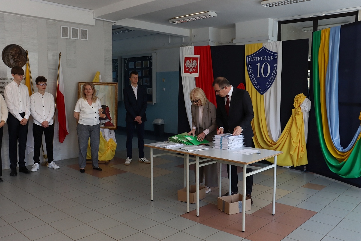 Egzamin ósmoklasisty w SP 10 w Ostrołęce [14.05.2024] - zdjęcie #51 - eOstroleka.pl