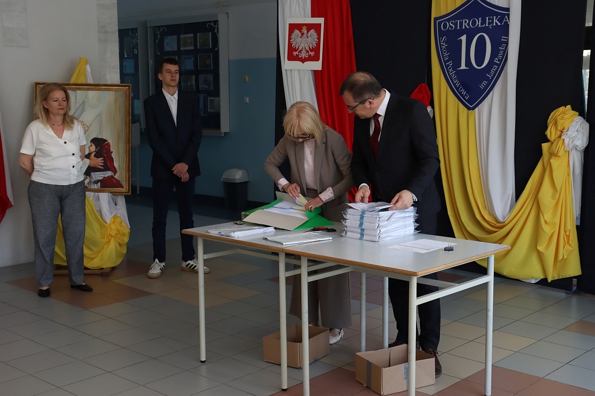 Egzamin ósmoklasisty w SP 10 w Ostrołęce [14.05.2024] - zdjęcie #50 - eOstroleka.pl