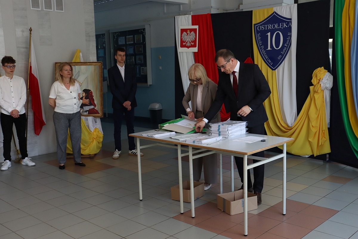 Egzamin ósmoklasisty w SP 10 w Ostrołęce [14.05.2024] - zdjęcie #48 - eOstroleka.pl