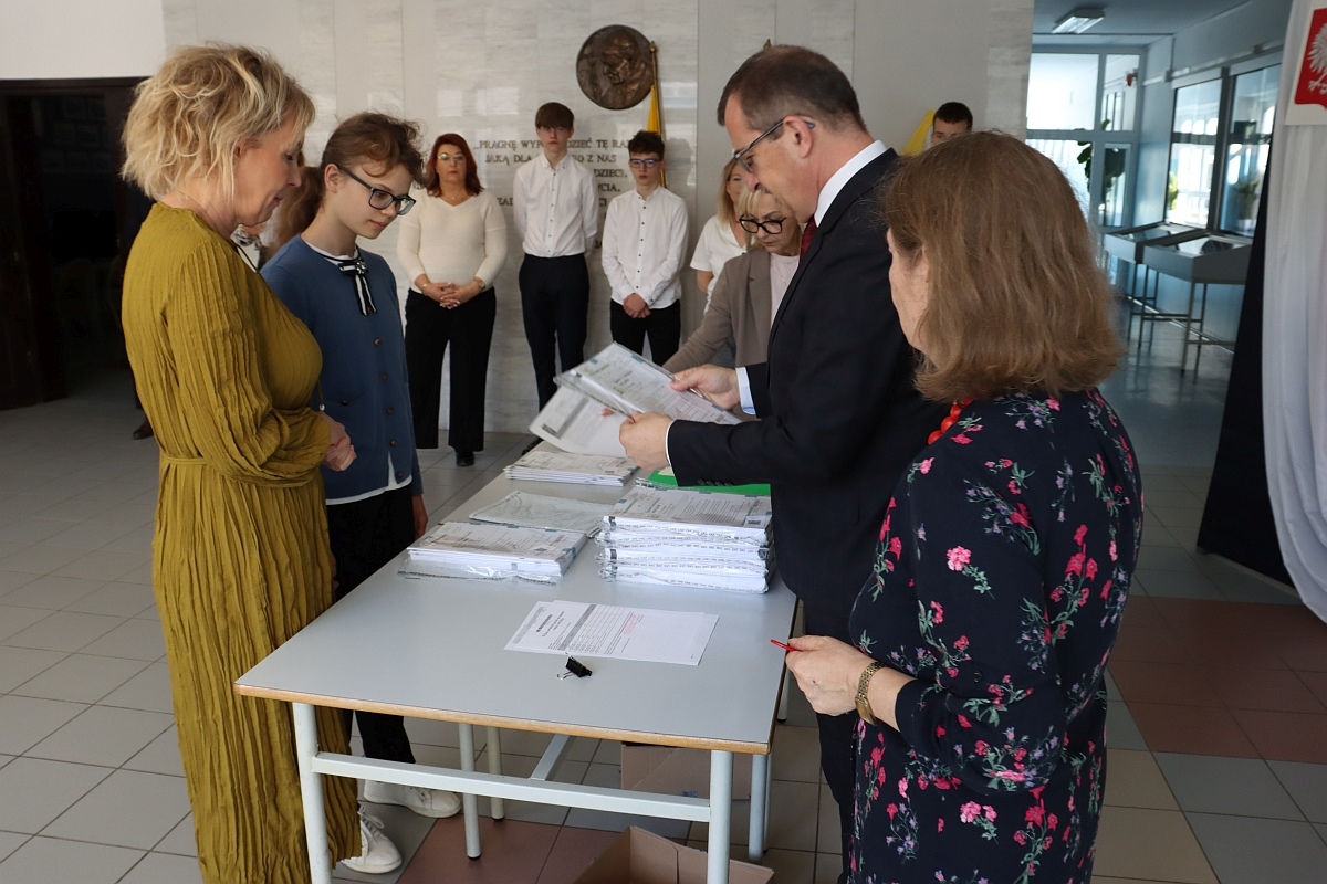 Egzamin ósmoklasisty w SP 10 w Ostrołęce [14.05.2024] - zdjęcie #47 - eOstroleka.pl