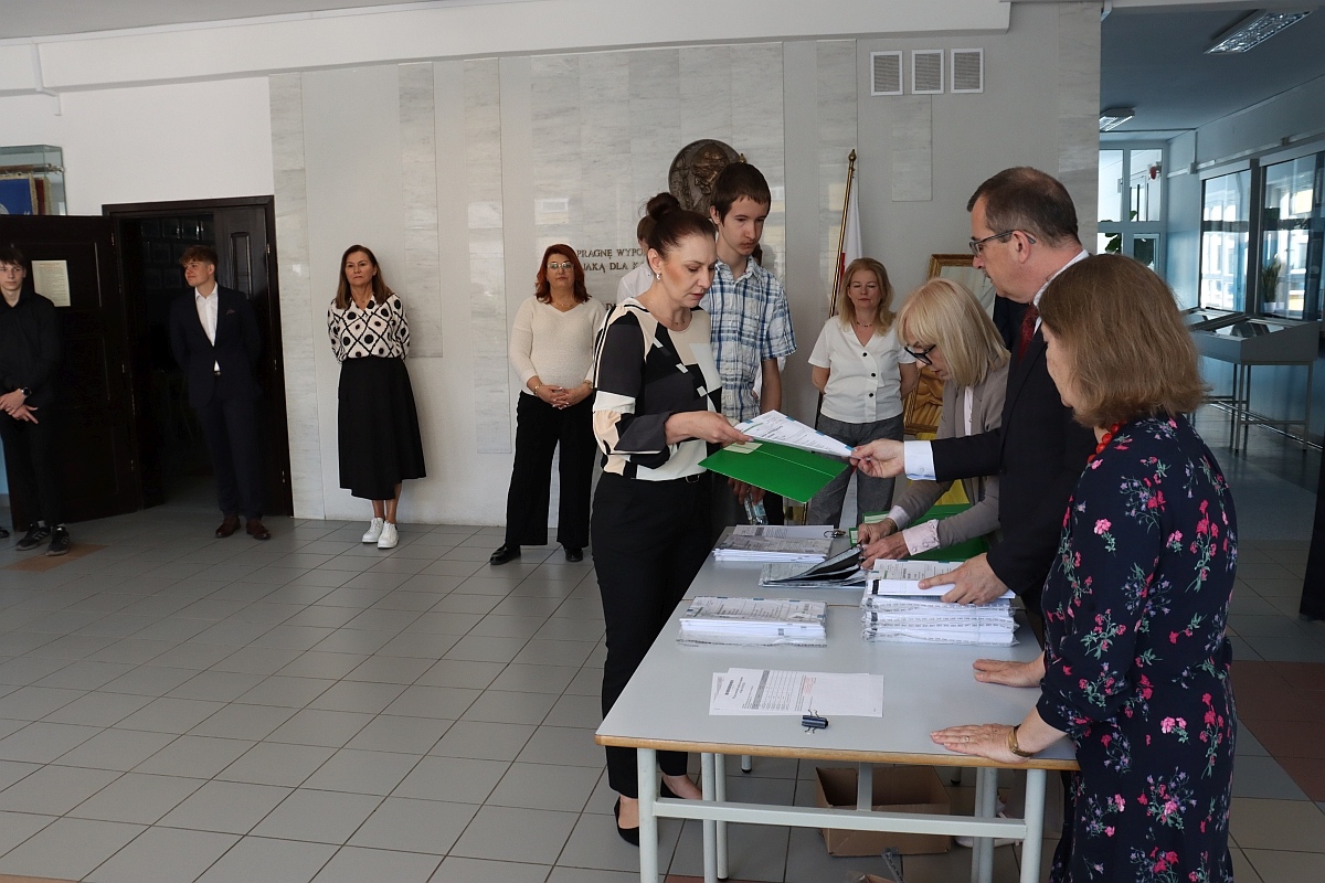 Egzamin ósmoklasisty w SP 10 w Ostrołęce [14.05.2024] - zdjęcie #44 - eOstroleka.pl