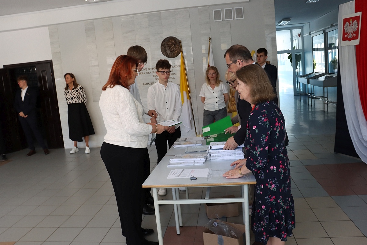 Egzamin ósmoklasisty w SP 10 w Ostrołęce [14.05.2024] - zdjęcie #40 - eOstroleka.pl