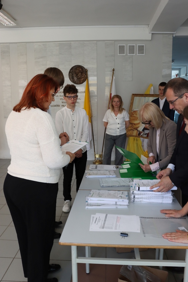 Egzamin ósmoklasisty w SP 10 w Ostrołęce [14.05.2024] - zdjęcie #39 - eOstroleka.pl
