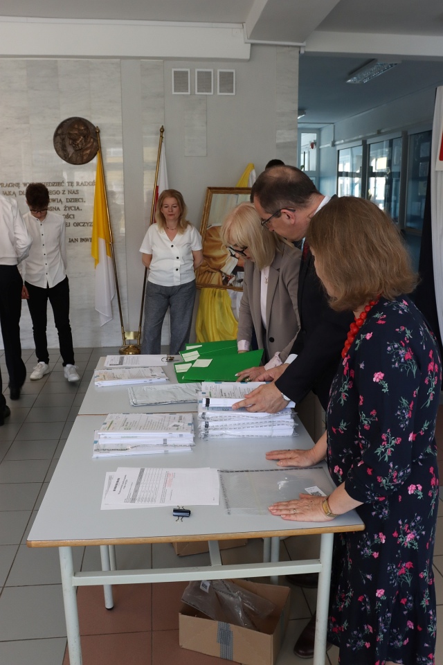 Egzamin ósmoklasisty w SP 10 w Ostrołęce [14.05.2024] - zdjęcie #38 - eOstroleka.pl