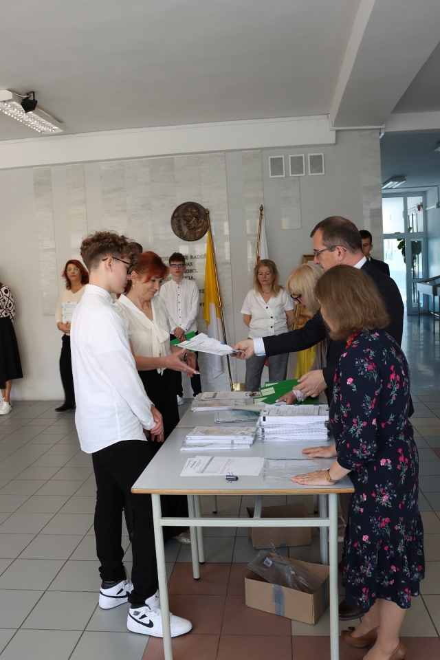 Egzamin ósmoklasisty w SP 10 w Ostrołęce [14.05.2024] - zdjęcie #37 - eOstroleka.pl