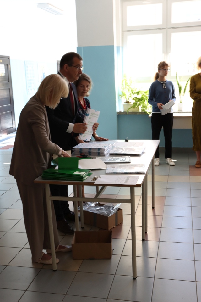 Egzamin ósmoklasisty w SP 10 w Ostrołęce [14.05.2024] - zdjęcie #30 - eOstroleka.pl