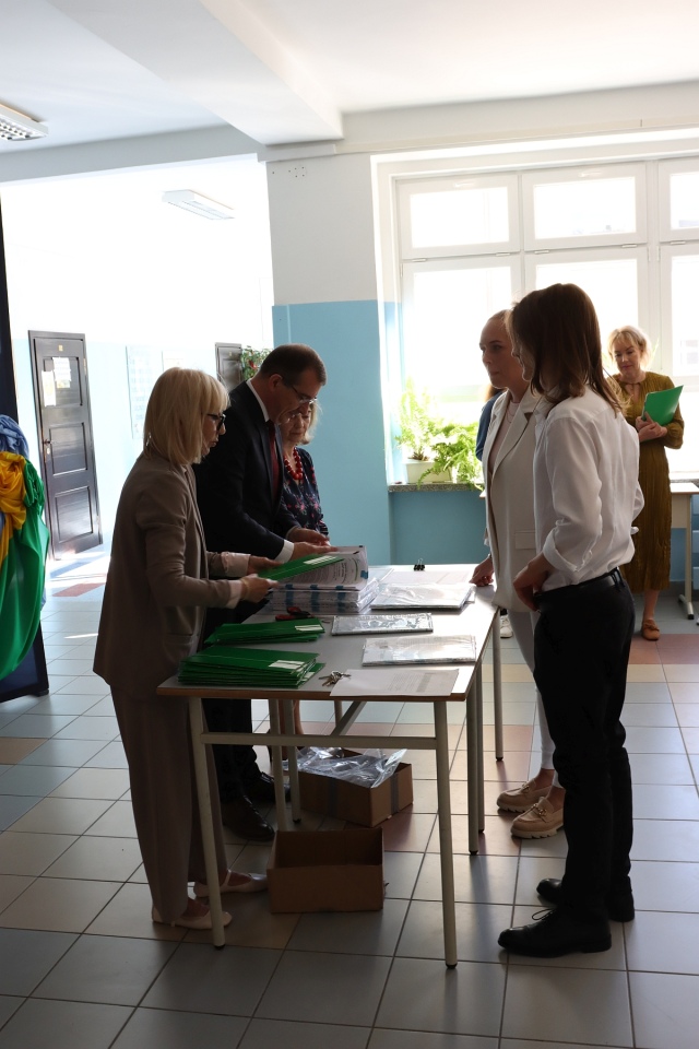 Egzamin ósmoklasisty w SP 10 w Ostrołęce [14.05.2024] - zdjęcie #29 - eOstroleka.pl