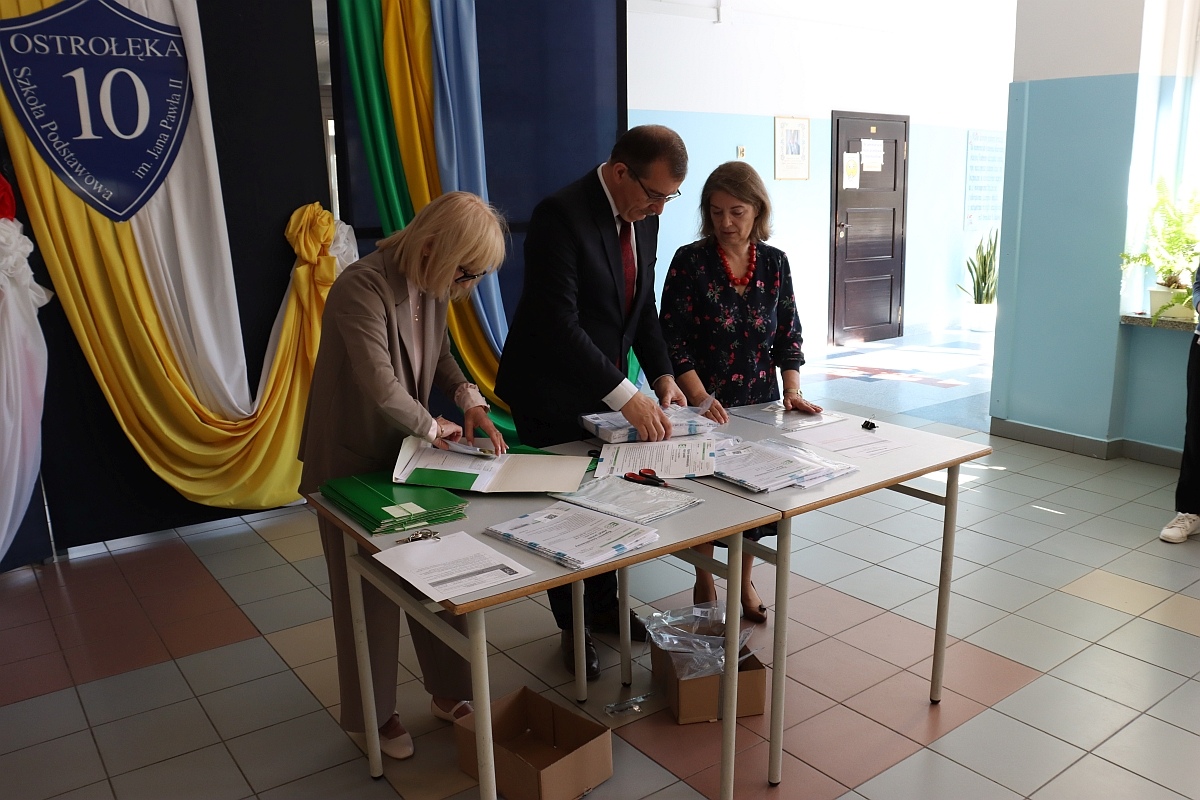 Egzamin ósmoklasisty w SP 10 w Ostrołęce [14.05.2024] - zdjęcie #25 - eOstroleka.pl