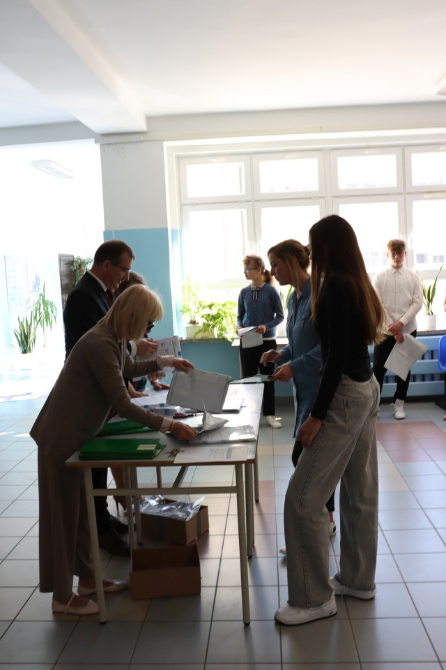 Egzamin ósmoklasisty w SP 10 w Ostrołęce [14.05.2024] - zdjęcie #24 - eOstroleka.pl