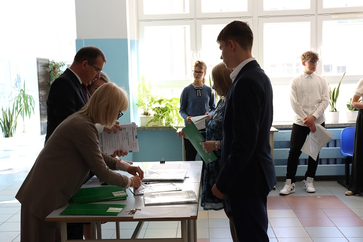 Egzamin ósmoklasisty w SP 10 w Ostrołęce [14.05.2024] - zdjęcie #23 - eOstroleka.pl