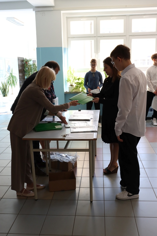 Egzamin ósmoklasisty w SP 10 w Ostrołęce [14.05.2024] - zdjęcie #20 - eOstroleka.pl