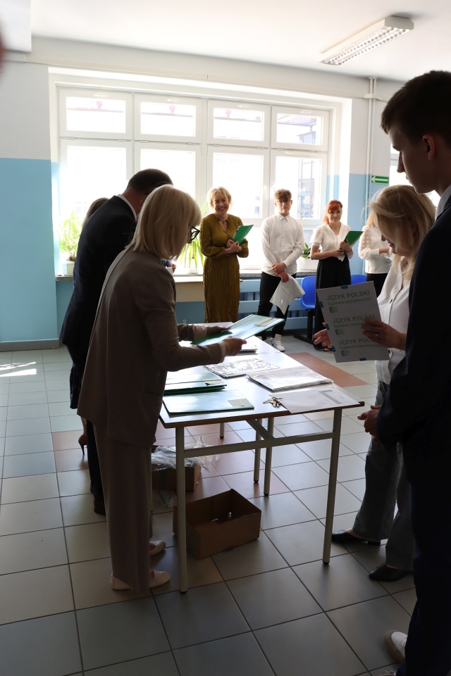 Egzamin ósmoklasisty w SP 10 w Ostrołęce [14.05.2024] - zdjęcie #18 - eOstroleka.pl