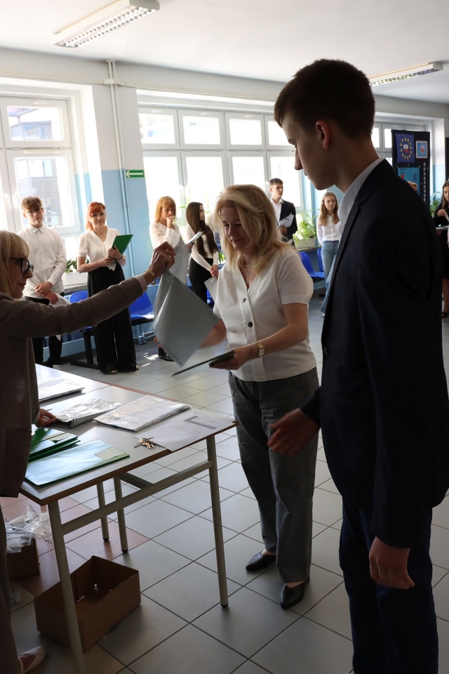 Egzamin ósmoklasisty w SP 10 w Ostrołęce [14.05.2024] - zdjęcie #17 - eOstroleka.pl