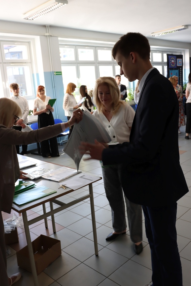 Egzamin ósmoklasisty w SP 10 w Ostrołęce [14.05.2024] - zdjęcie #16 - eOstroleka.pl