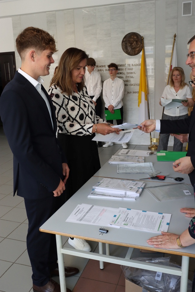 Egzamin ósmoklasisty w SP 10 w Ostrołęce [14.05.2024] - zdjęcie #14 - eOstroleka.pl