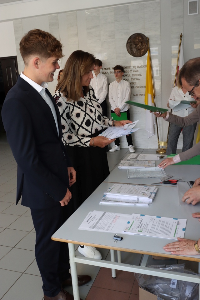 Egzamin ósmoklasisty w SP 10 w Ostrołęce [14.05.2024] - zdjęcie #13 - eOstroleka.pl