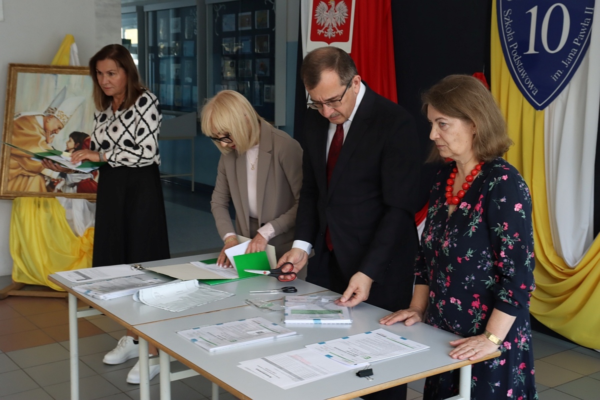 Egzamin ósmoklasisty w SP 10 w Ostrołęce [14.05.2024] - zdjęcie #11 - eOstroleka.pl