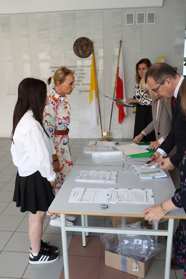 Egzamin ósmoklasisty w SP 10 w Ostrołęce [14.05.2024] - zdjęcie #10 - eOstroleka.pl