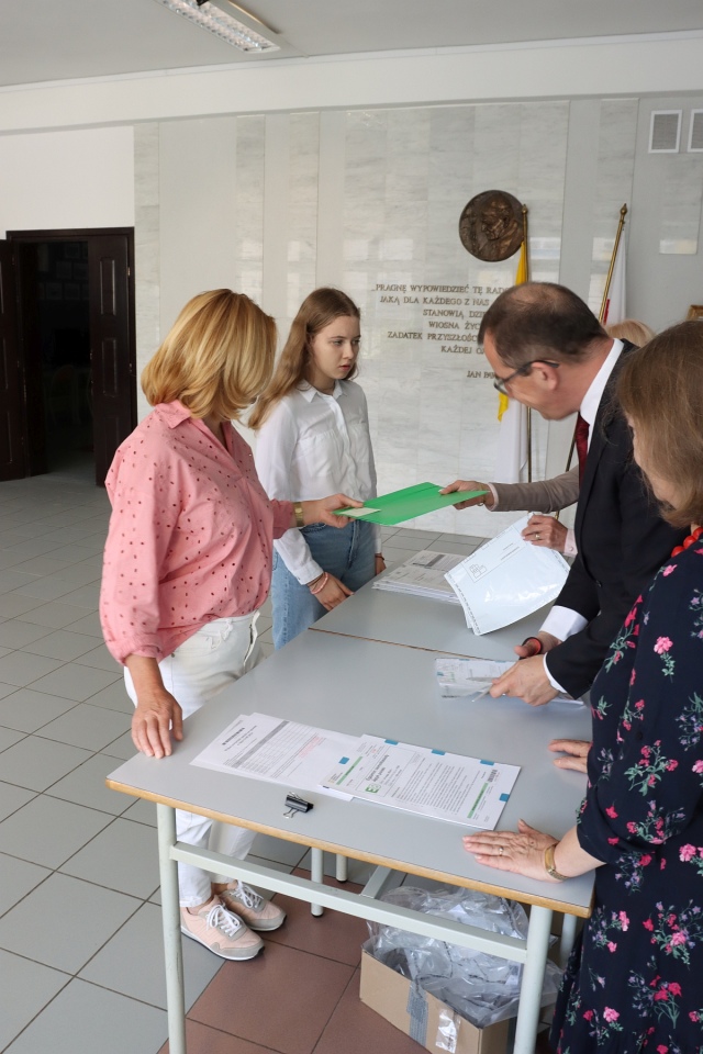 Egzamin ósmoklasisty w SP 10 w Ostrołęce [14.05.2024] - zdjęcie #6 - eOstroleka.pl
