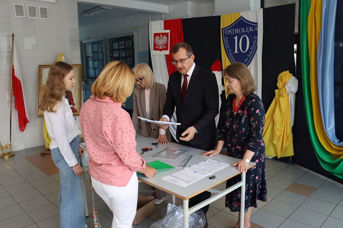 Egzamin ósmoklasisty w SP 10 w Ostrołęce [14.05.2024] - zdjęcie #3 - eOstroleka.pl