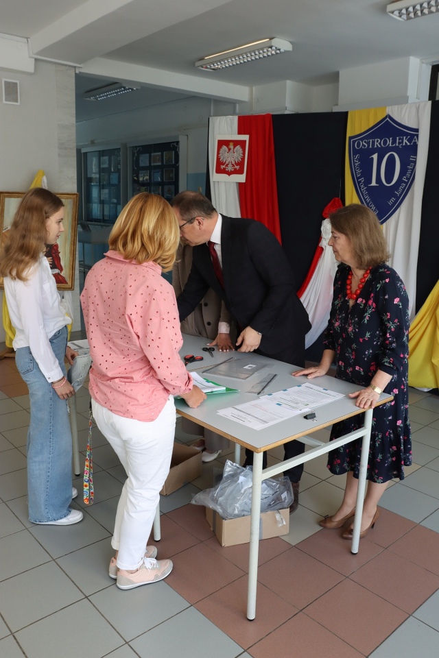 Egzamin ósmoklasisty w SP 10 w Ostrołęce [14.05.2024] - zdjęcie #2 - eOstroleka.pl
