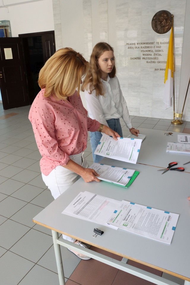 Egzamin ósmoklasisty w SP 10 w Ostrołęce [14.05.2024] - zdjęcie #1 - eOstroleka.pl