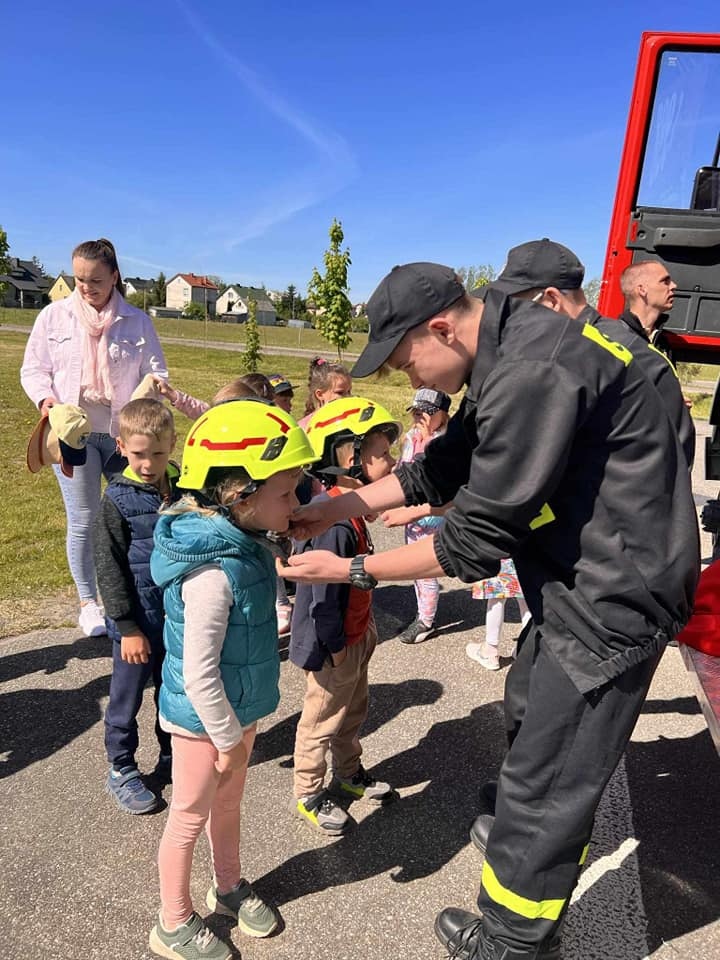 Przedszkolaki z wizytą w OSP Olszewo Borki [9.05.2024] - zdjęcie #10 - eOstroleka.pl