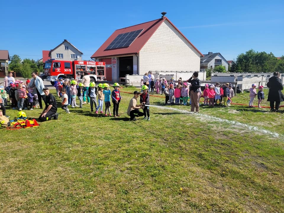 Przedszkolaki z wizytą w OSP Olszewo Borki [9.05.2024] - zdjęcie #15 - eOstroleka.pl