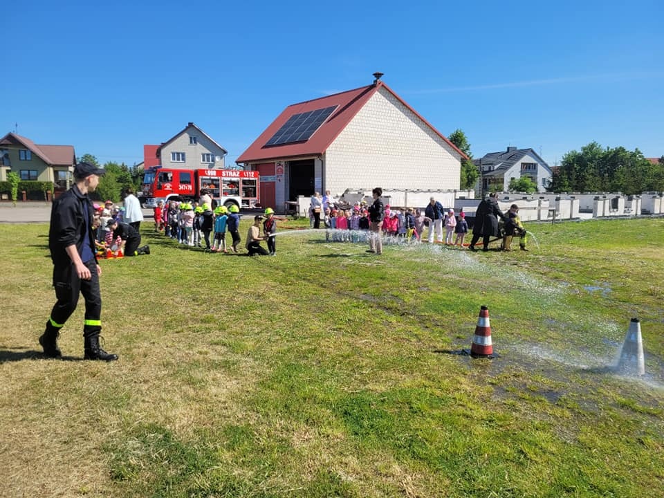 Przedszkolaki z wizytą w OSP Olszewo Borki [9.05.2024] - zdjęcie #14 - eOstroleka.pl