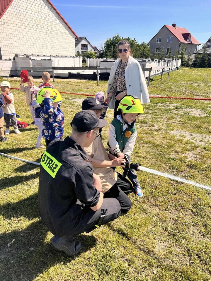 Przedszkolaki z wizytą w OSP Olszewo Borki [9.05.2024] - zdjęcie #3 - eOstroleka.pl
