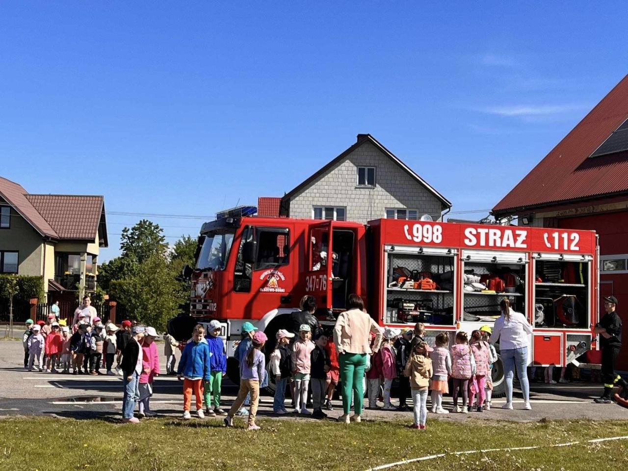 Przedszkolaki z wizytą w OSP Olszewo Borki [9.05.2024] - zdjęcie #8 - eOstroleka.pl