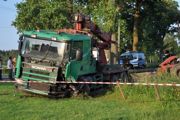 Wypadek w Dębach k. Łysych (21.06.2011) - zdjęcie #18 - eOstroleka.pl