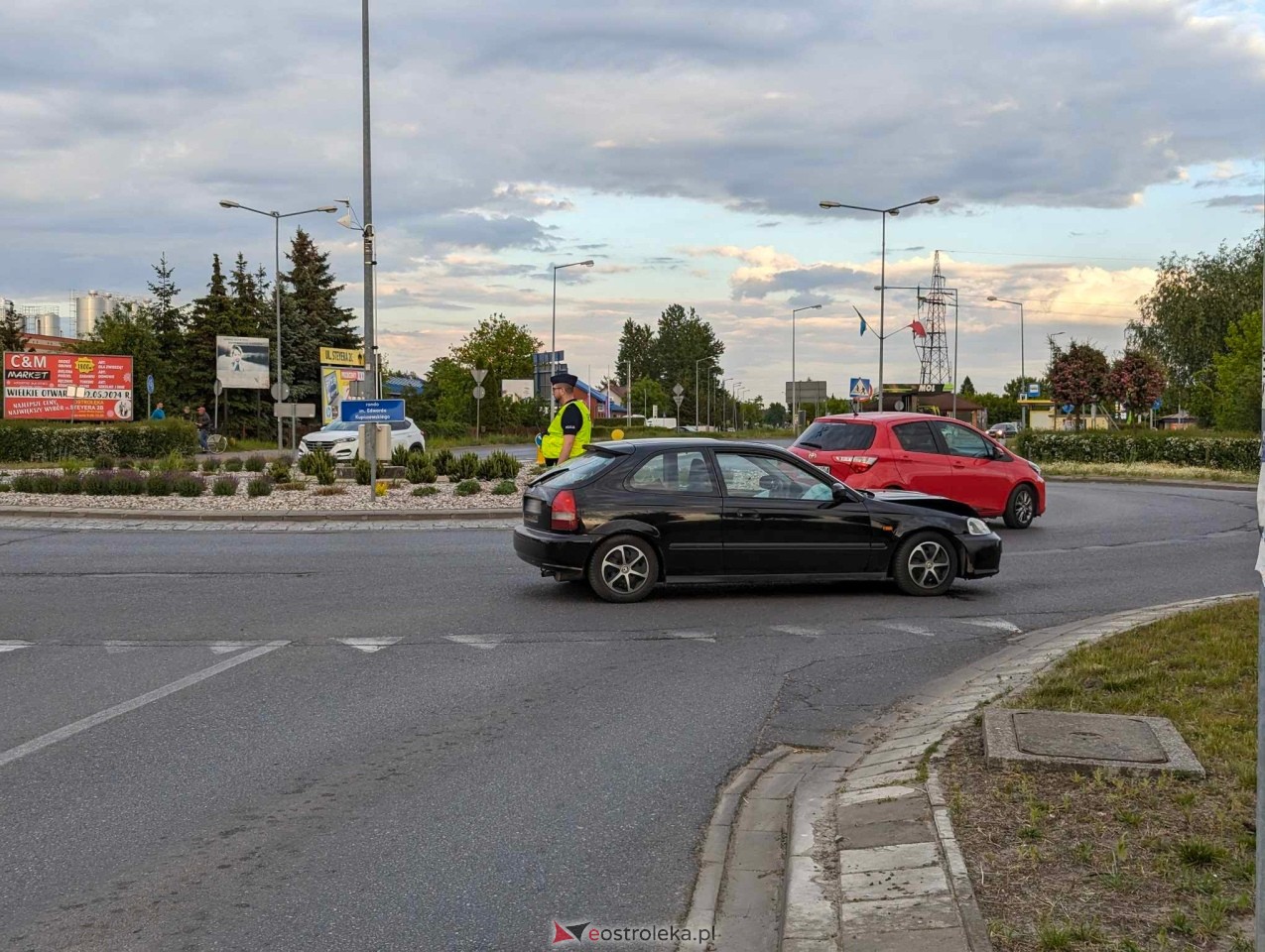 Kraksa na rondzie im. Kupiszewskiego w Ostrołęce [14.05.2024] - zdjęcie #9 - eOstroleka.pl