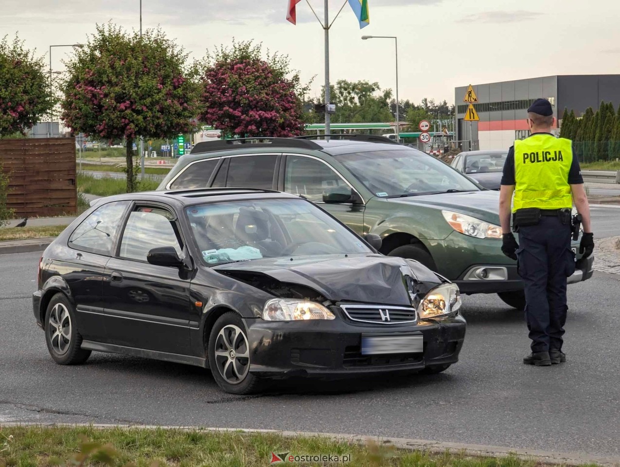 Kraksa na rondzie im. Kupiszewskiego w Ostrołęce [14.05.2024] - zdjęcie #8 - eOstroleka.pl