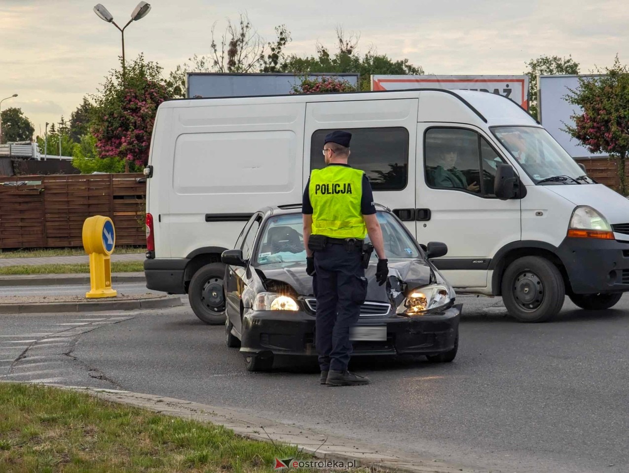 Kraksa na rondzie im. Kupiszewskiego w Ostrołęce [14.05.2024] - zdjęcie #7 - eOstroleka.pl