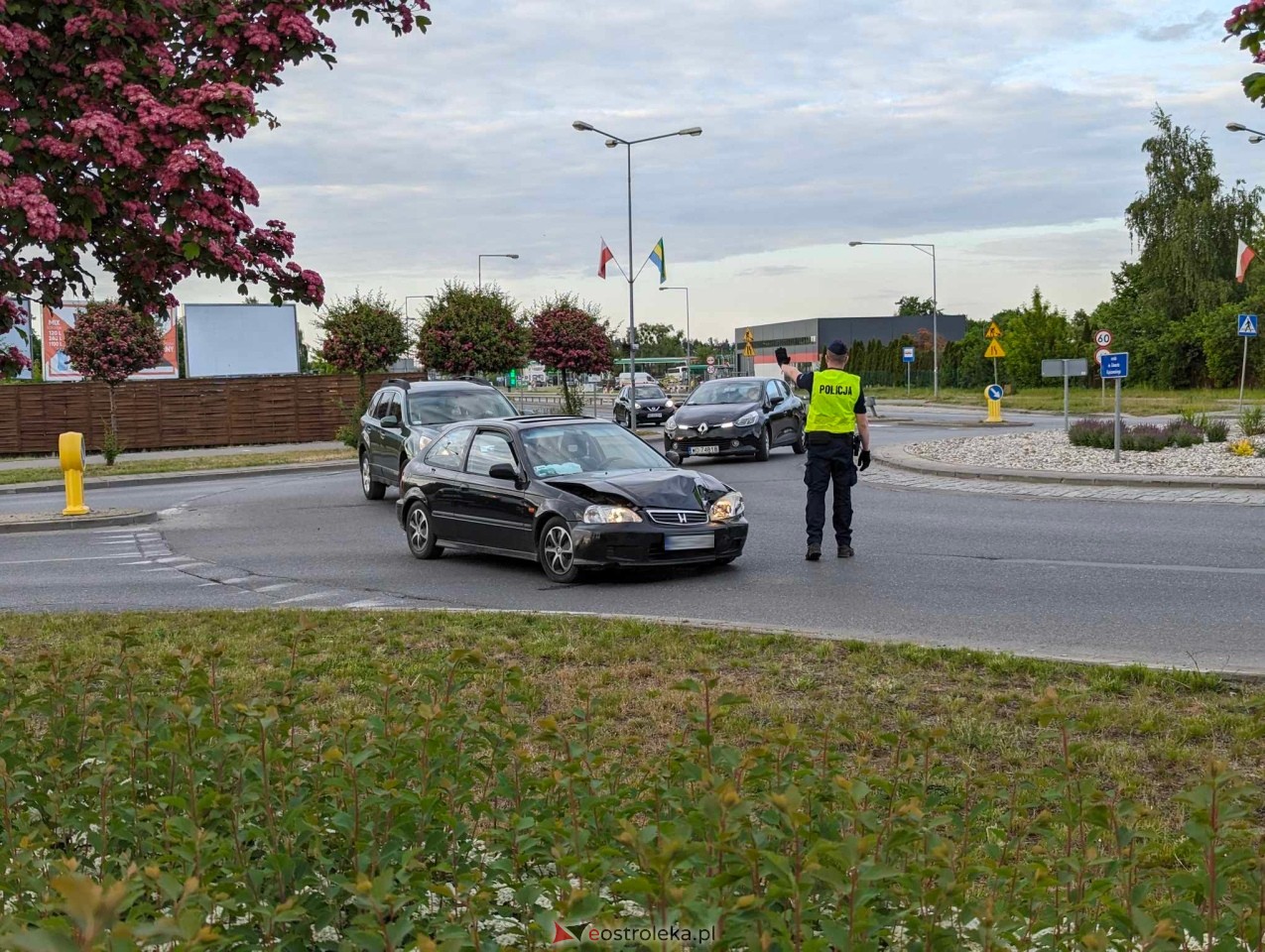 Kraksa na rondzie im. Kupiszewskiego w Ostrołęce [14.05.2024] - zdjęcie #6 - eOstroleka.pl