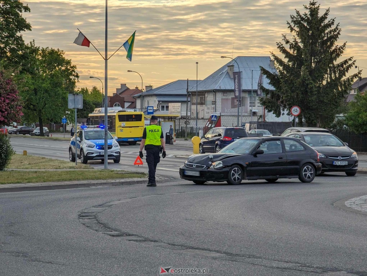 Kraksa na rondzie im. Kupiszewskiego w Ostrołęce [14.05.2024] - zdjęcie #4 - eOstroleka.pl